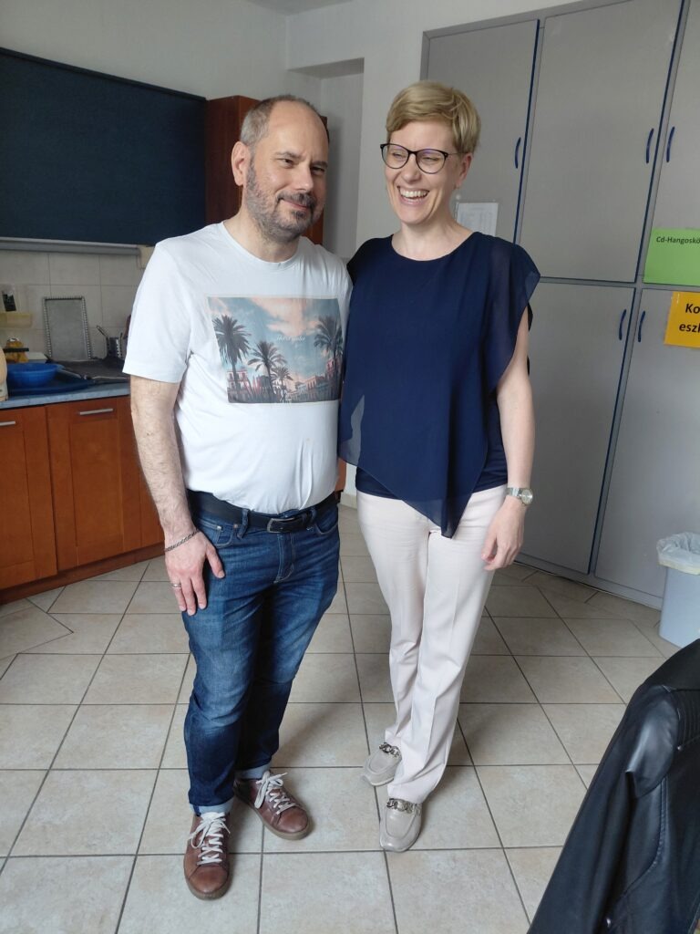 Gangl Tamás, egyesületünk elnöke és Simona Gerenčer, , a szlovén DLAN egyesület főtitkára állnak egymás mellett