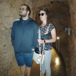 Egyik egyesületi tagunk és kísérője állnak a barlangban