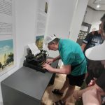 Egy férfi tagunk kipróbál egy hatvanas évekbeli írógépet