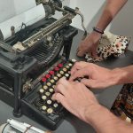 Ügyintéző munkatársunk a 10 ujjas gépelést próbálja ki az egykori írógépen, csak a keze látszik