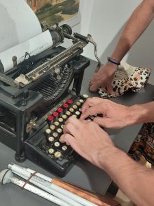 Ügyintéző munkatársunk a 10 ujjas gépelést próbálja ki az egykori írógépen, csak a keze látszik