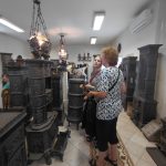 Egyik női tagunk és kísérője a kályhák között sétál