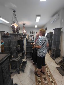 Egyik női tagunk és kísérője a kályhák között sétál